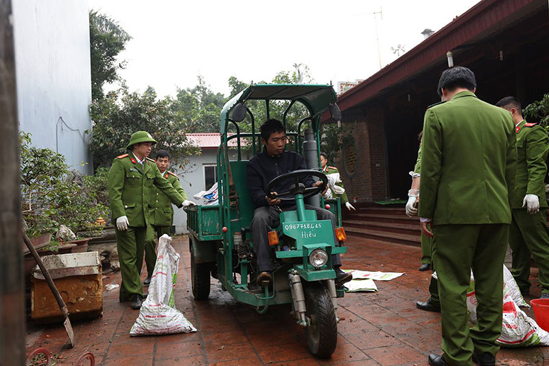 Người lớn, trẻ nhỏ lẻn vào hiện trường vụ nổ ở Bắc Ninh rồi vô tư nhặt vỏ đạn vương vãi bất chấp nguy hiểm